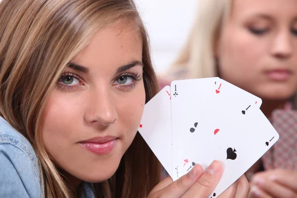 Adolescente jogar cartas segurando quatro ases — Fotografia de Stock