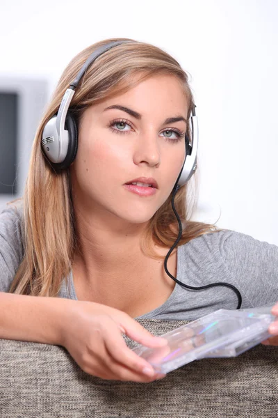 Jeune femme écoutant des CD — Photo