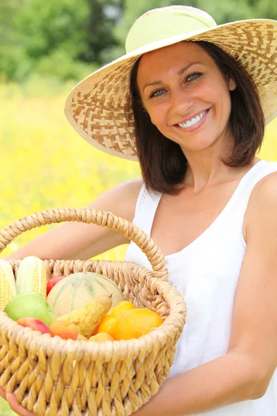 Женщина с фруктами в корзине — стоковое фото