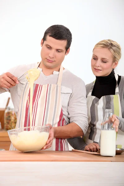 Casal cozinhar juntos — Fotografia de Stock