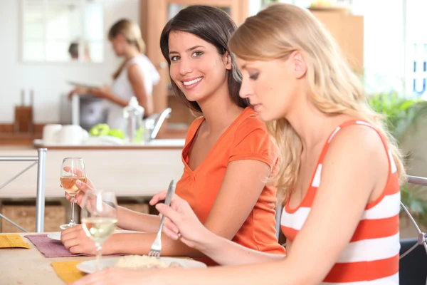 Young women having lunch — Stock Photo, Image