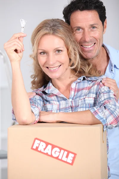 Par med nyckeln till sitt nya hem — Stockfoto