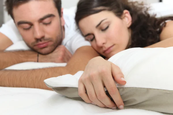 Couple sleeping in bed — Stock Photo, Image