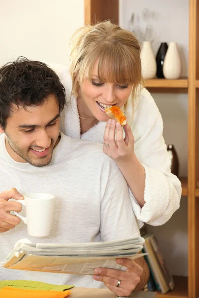 Jovem casal feliz tomando café da manhã — Fotografia de Stock