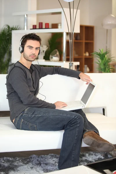 Hombre en casa con música —  Fotos de Stock