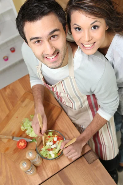 Top-view de casal fazendo salada — Fotografia de Stock