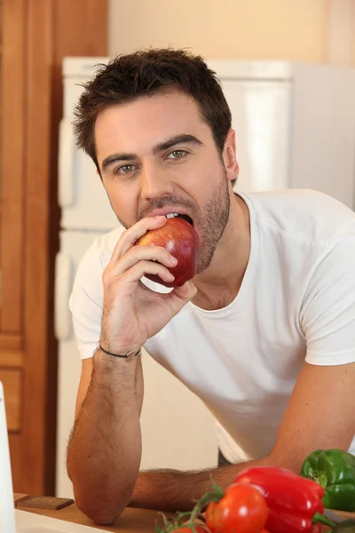 Homem comendo uma maçã — Fotografia de Stock