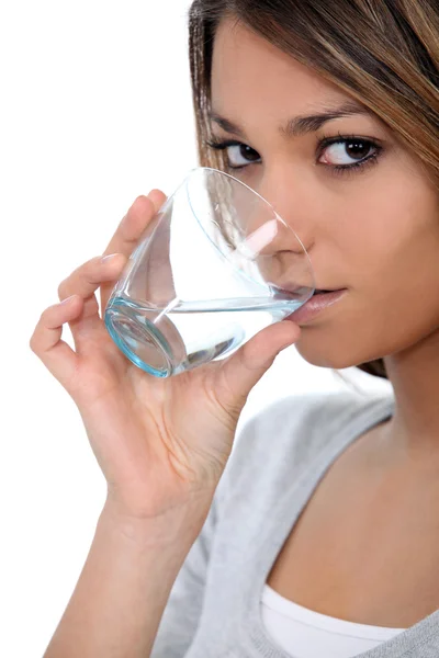 Μια όμορφη γυναίκα πίνοντας ένα ποτήρι νερό. — Φωτογραφία Αρχείου