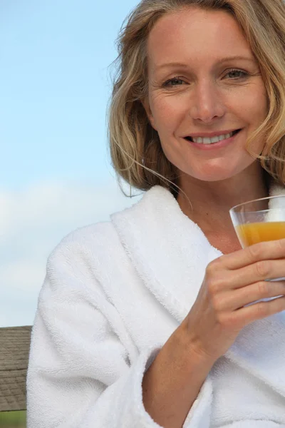 Портрет жінки зі склянкою апельсинового соку — стокове фото