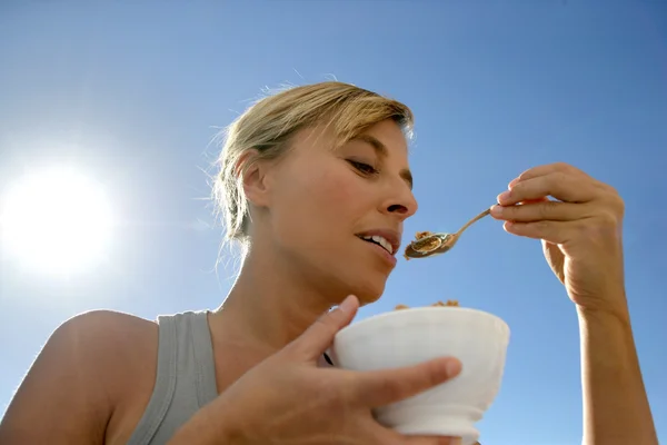 Woman eating cereal outside — Stock Photo, Image