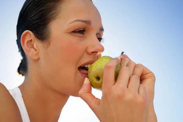 Mujer mordiendo manzana verde — Foto de Stock