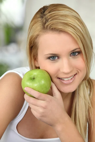 Όμορφη ξανθιά γυναίκα και ένα μήλο — Φωτογραφία Αρχείου