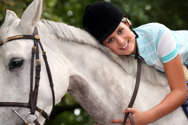 Молодая женщина и ее лошадь — стоковое фото
