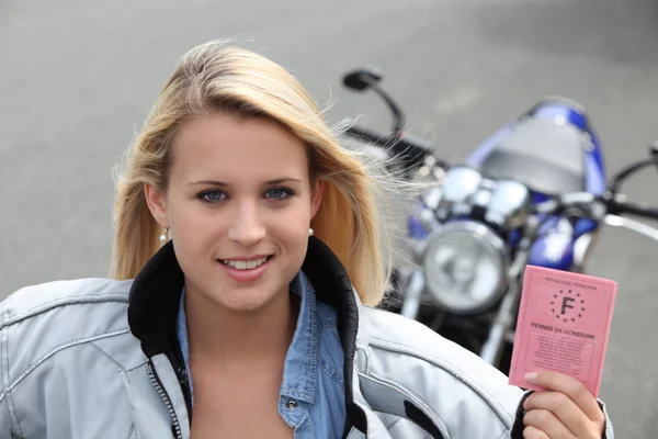 Tonårsflicka med motorcykel och körkort — Stockfoto