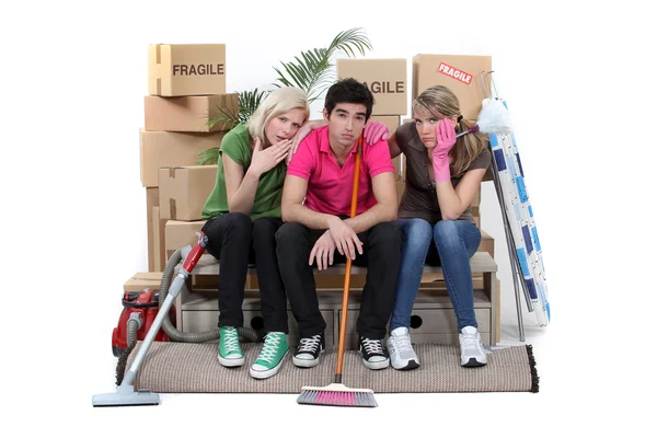 Üç housemates temizlik — Stok fotoğraf