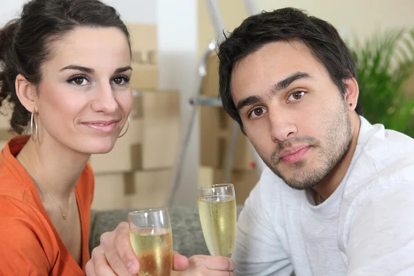 Par firar nya hem — Stockfoto