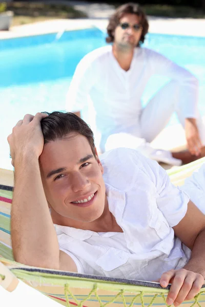 Dwóch mężczyzn relaks przy basenie — Zdjęcie stockowe