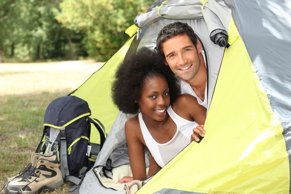 Coppia con tenda in campeggio — Foto Stock