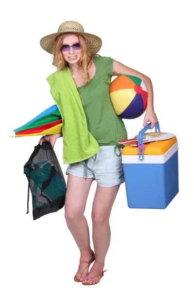 Menina carregando coisas para a praia — Fotografia de Stock
