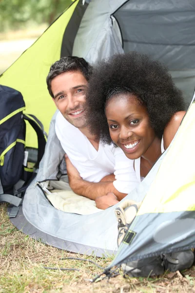 Paar zeltet im Zelt — Stockfoto