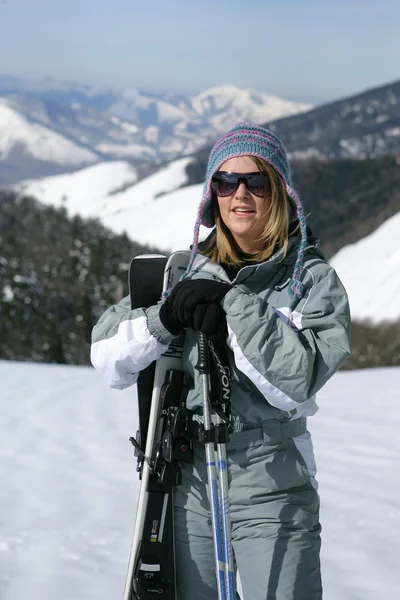 Жіночий лижник стоїть на горі — стокове фото