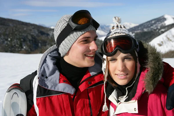 Paar op ski-seizoen — Stockfoto