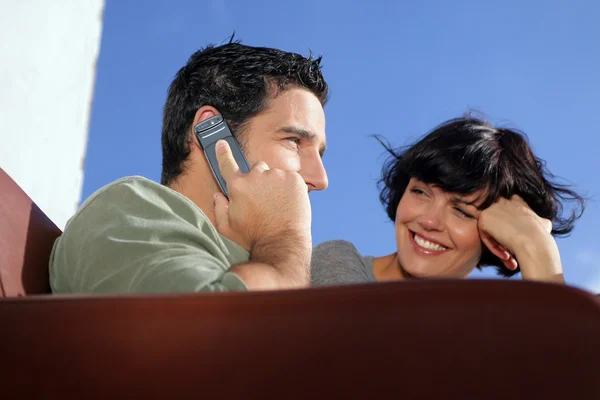 Özel bir telefon görüşmesi yapan çift. — Stok fotoğraf