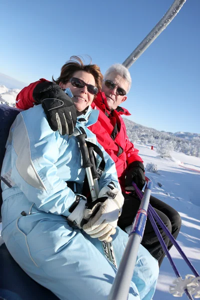 Yaşlı bir çift üzerinde hava Asansör — Stok fotoğraf