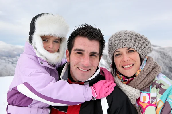 Familjeutflykt en vinterdag — Stockfoto