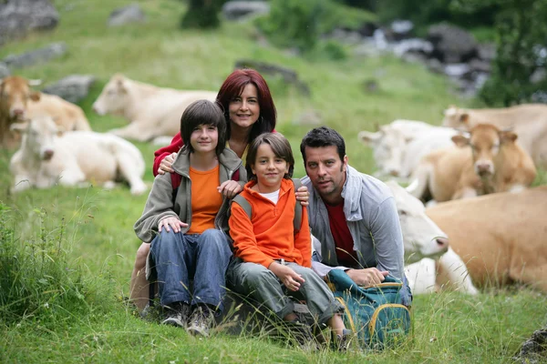 Retrato de família no campo — Fotografia de Stock