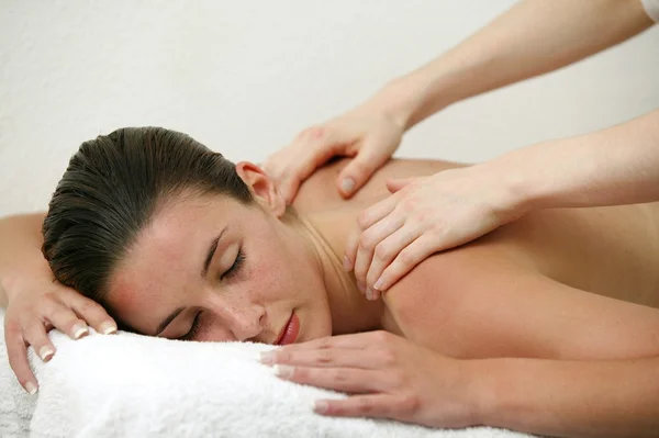 Kvinna njuter axel massage — Stockfoto
