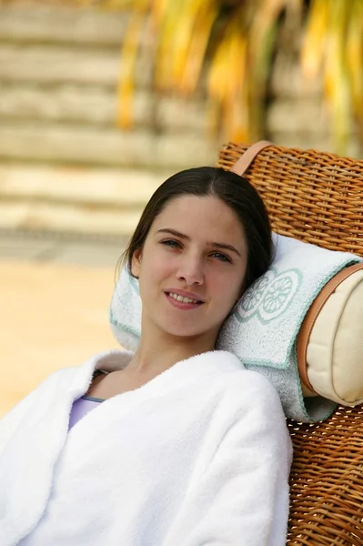 Mulher de roupão relaxante em um centro de spa — Fotografia de Stock