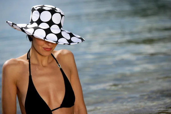 Frau badet im Meer — Stockfoto