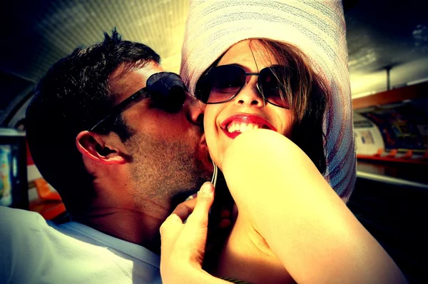Casal beijando em uma estação subterrânea — Fotografia de Stock