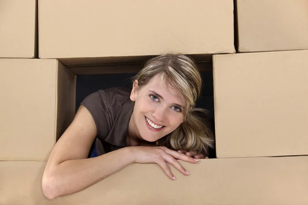 Mulher cercada por caixas de papelão — Fotografia de Stock