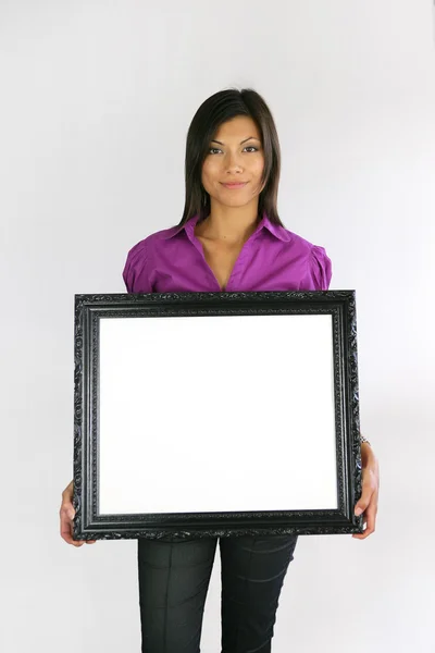 Mujer sosteniendo marco vacío —  Fotos de Stock