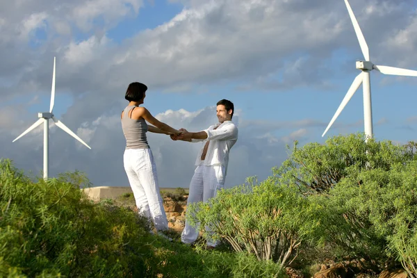 Paar stond door wind farm — Stockfoto