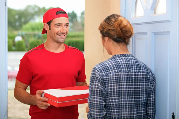 Człowiek dostarczający pizzę — Zdjęcie stockowe