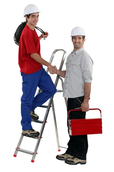Twee arbeiders begroeten elkaar — Stockfoto