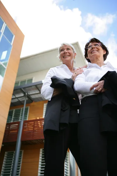 Duas mulheres promotoras de imóveis — Fotografia de Stock