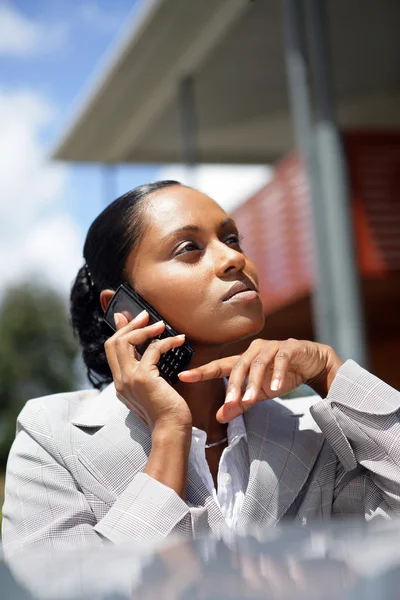 Сложная деловая женщина делает звонок на открытом воздухе — стоковое фото
