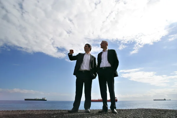 Uomini in giacca e cravatta che chiacchierano al mare — Foto Stock