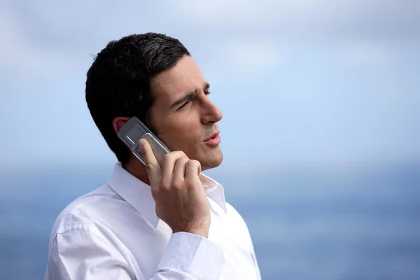 Empresário ao ar livre com um telefone móvel — Fotografia de Stock