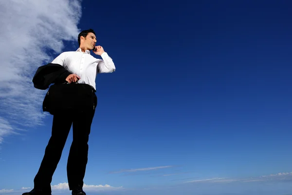 Podnikatel, stojící před pozadí oblohy — Stock fotografie