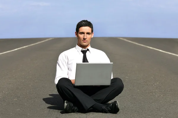 男人单独在一起在飞机跑道上的笔记本电脑 — 图库照片