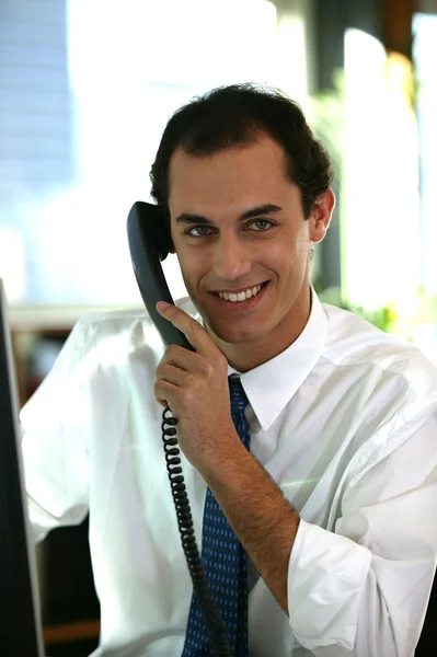 Επιχειρηματίας μιλάει στο τηλέφωνο — Φωτογραφία Αρχείου