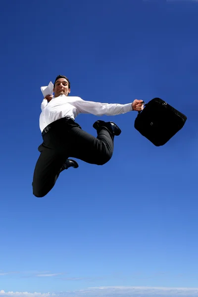 Бізнесмен з портфелем стрибає з радістю — стокове фото