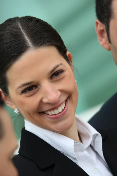 Uśmiechnięta kobieta nosi garnitur — Zdjęcie stockowe