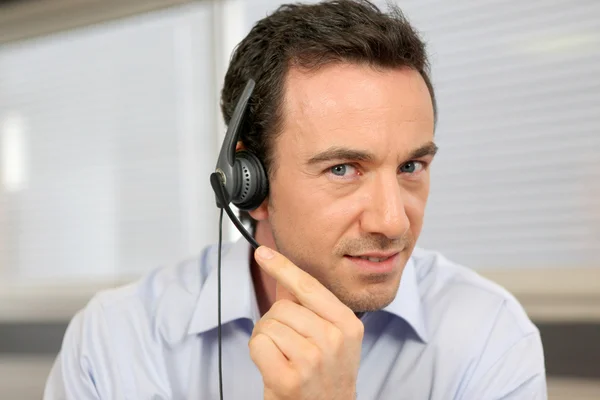 Mannelijke telemarketeer op het werk — Stockfoto