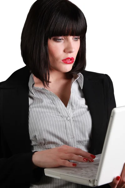 Mujer de negocios usando una computadora portátil — Foto de Stock